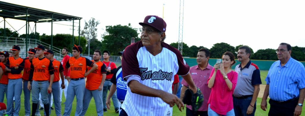 Reconocen a Cy Acosta