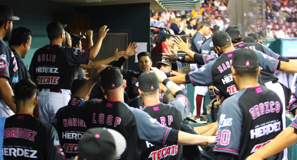 RECIBEN TOMATEROS AL LÍDER DE LA LMP