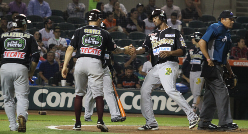 GANAN TOMATEROS Y SE ACERCAN A LA CIMA