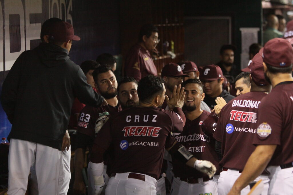 TOMATEROS VISTAN POR VEZ PRIMERA A LOS CHARROS