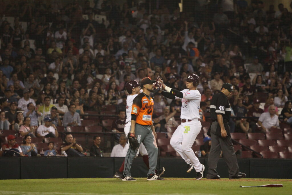 TOMATEROS INVADEN EL ESTADIO SONORA
