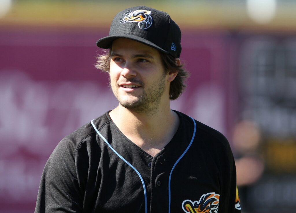 Jeff Johnson se vestirá de guinda