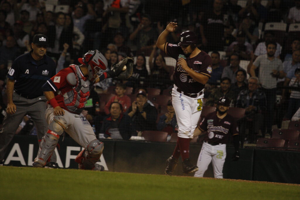 LLEGAN LOS ÁGUILAS AL ESTADIO TOMATEROS