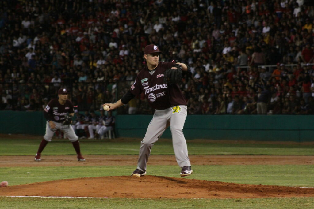 DALLAS BEELER APUNTALA STAFF DE PITCHEO GUINDA