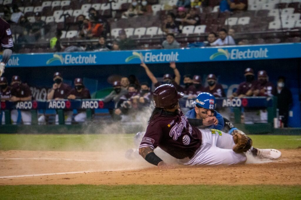 LOS VISITANTES SE LLEVAN LA SERIE