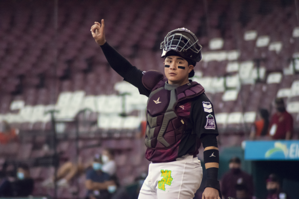 CORAZÓN GUINDA: ALEXIS WILSON, MUCHO MÁS QUE UN GRAN DEFENSIVO