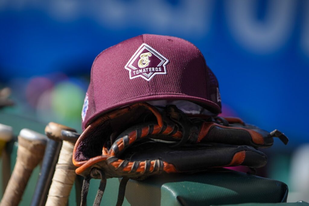 JARDINEROS Y LANZADORES SUDAN EL JERSEY EN EL ESTADIO TOMATEROS